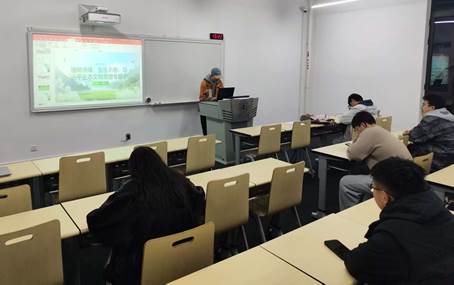 人们在看台上的人在房间里 中度可信度描述已自动生成