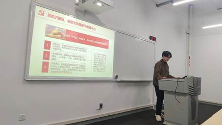 男人站在镜子前 中度可信度描述已自动生成