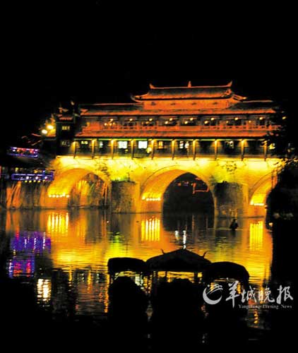 夜晚的虹桥，渔舟静泊。